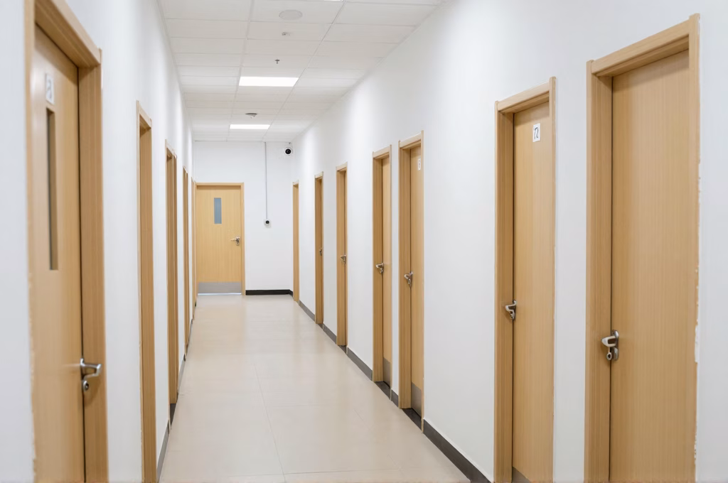 Résidence universitaire moderne avec couloir et portes numérotées