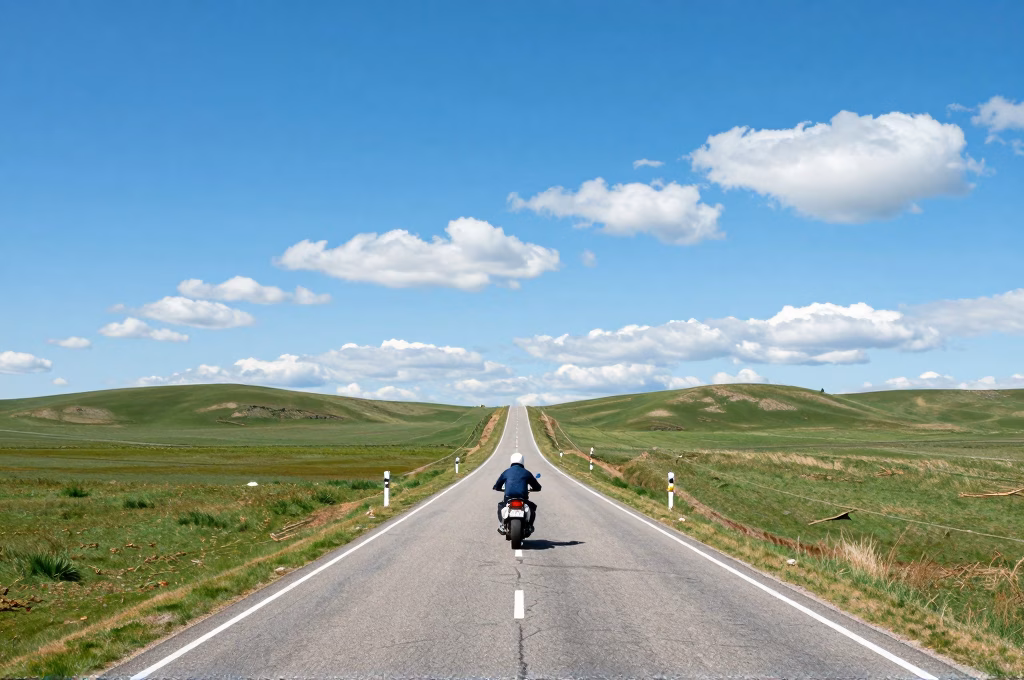 Moto sur une route de campagne ensoleillée avec collines verdoyantes à perte de vue