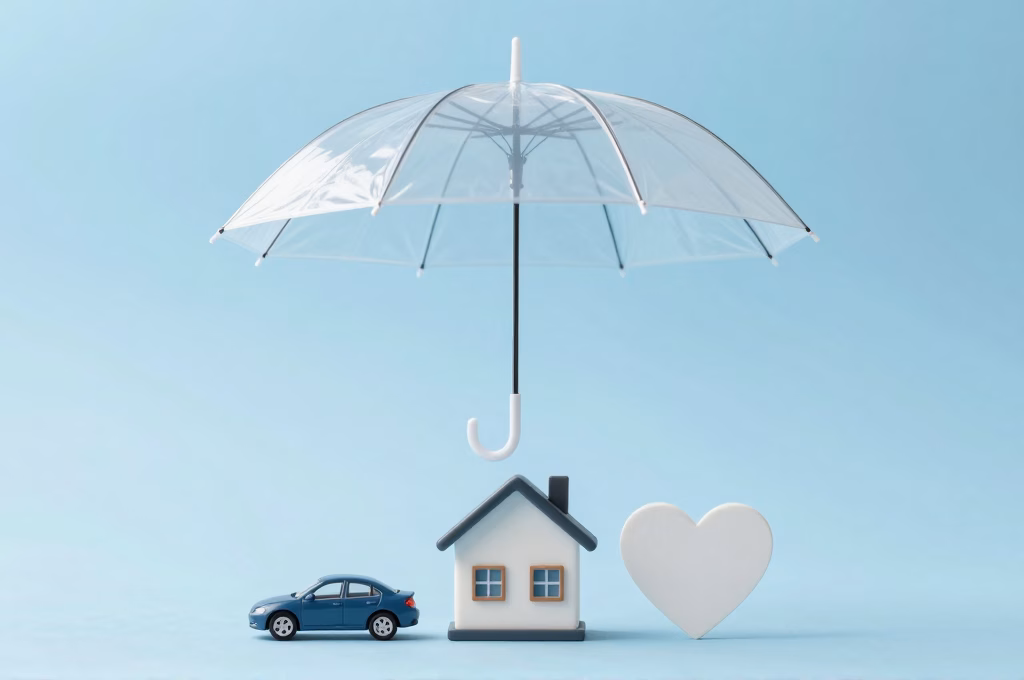 Parapluie protecteur au-dessus d'une maison miniature, d'une voiture et d'un coeur, concept de protection d'assurance abordable